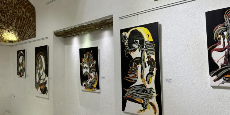 Кога боите се враќаат дома: Отворена ликовната изложба „Хроматско патување“ на гевгеличанката Анита Алабау