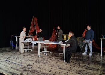 Гевгелија ја почувствува „8%?“ – документарна вербатим претстава што го разобличи системот и ја крена салата на нозе