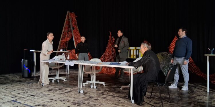 Гевгелија ја почувствува „8%?“ – документарна вербатим претстава што го разобличи системот и ја крена салата на нозе