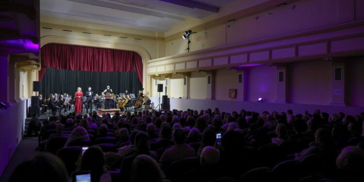 Свеченото финале на „Гевгелија град на културата за 2025“ крунисано со спектакуларен концерт на Камерниот оркестар „Ајга“ и Ана и Игор Дурловски