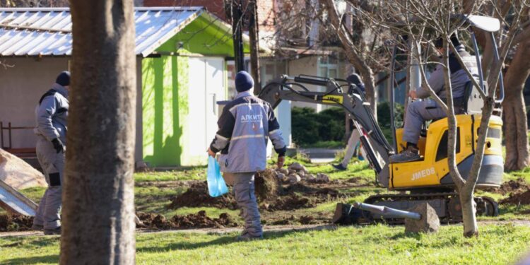 Започна изградбата на модерен парк со детско катче крај станбениот комплекс на булевар „Гевгелија“