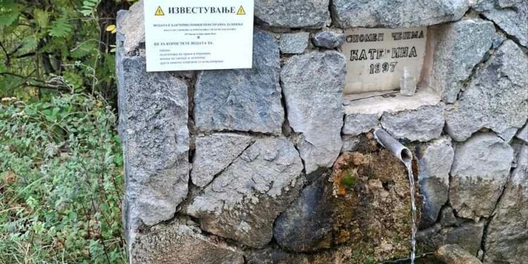 Водата од пет чешми во Негорци, Конско и Смрдлива Вода не е безбедна за пиење: Поставени табли со предупредување